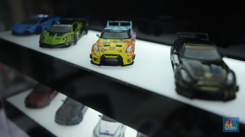Seniman modifikasi miniatur mobil spesialis jenis Offroad Ade Parlin (46) menunjukan pesanan custom di workshop Custom Dimana (diecast dan mainan) di Pasar Cipinang Besar Gembrong Baru, Jakarta, Jumat (22/11/2024). Seniman modifikasi miniatur mobil spesialis jenis Offroad Ade Parlin (46) menunjukan pesanan custom di workshop Custom Dimana (diecast dan mainan) di Pasar Cipinang Besar Gembrong Baru, Jakarta, Jumat (22/11/2024). (CNBC Indonesia/Faisal Rahman)