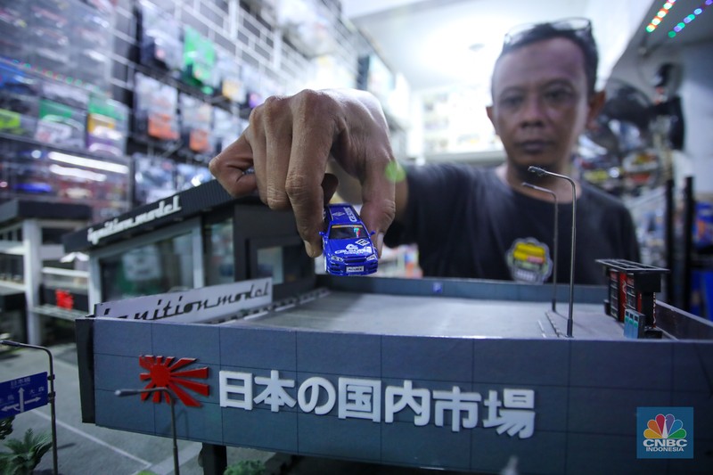Seniman modifikasi miniatur mobil spesialis jenis Offroad Ade Parlin (46) menunjukan pesanan custom di workshop Custom Dimana (diecast dan mainan) di Pasar Cipinang Besar Gembrong Baru, Jakarta, Jumat (22/11/2024). Seniman modifikasi miniatur mobil spesialis jenis Offroad Ade Parlin (46) menunjukan pesanan custom di workshop Custom Dimana (diecast dan mainan) di Pasar Cipinang Besar Gembrong Baru, Jakarta, Jumat (22/11/2024). (CNBC Indonesia/Faisal Rahman)