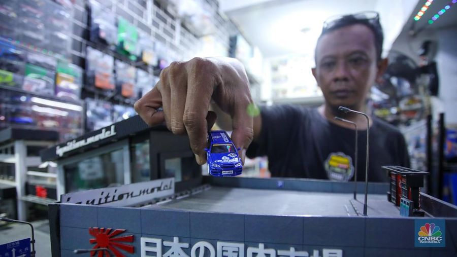 Seniman modifikasi miniatur mobil spesialis jenis Offroad Ade Parlin (46) menunjukan pesanan custom di workshop Custom Dimana (diecast dan mainan) di Pasar Cipinang Besar Gembrong Baru, Jakarta, Jumat (22/11/2024). (CNBC Indonesia/Faisal Rahman)