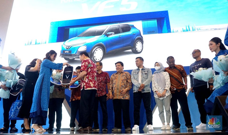 Suasana aktifitas pengunjung booth VinFast di ajang Gaikindo Jakarta Auto Week (GJAW) 2024 di Hall 6, ICE BSD, Tangerang, Jumat. (22/11/2024). (CNBC Indonesia/Muhammad Sabki)