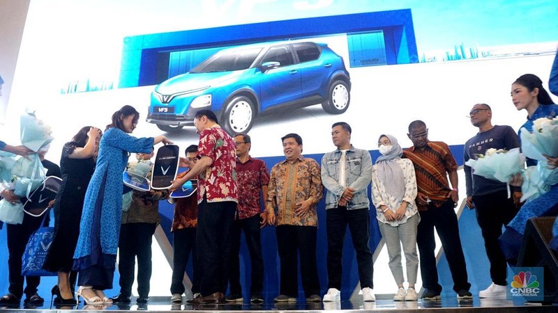 Sejumlah unit mobil Vinfast VF5 dan VFe34 dipajang di booth VinFast di ajang Gaikindo Jakarta Auto Week (GJAW) 2024 di Hall 6, ICE BSD, Tangerang, Jumat. 22/11. (CNBC Indonesia/Muhammad Sabki)