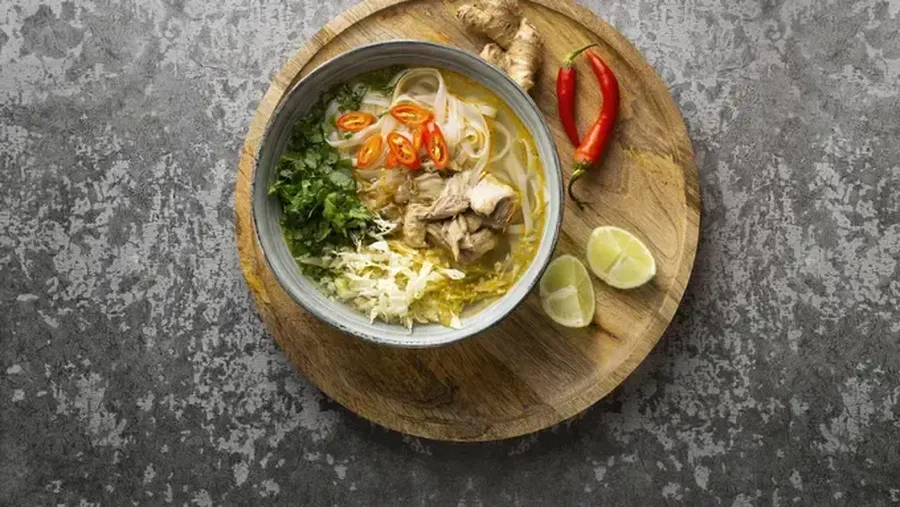 Soto ayam (Freepik)