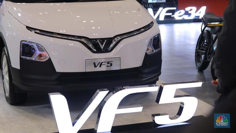 Sejumlah unit mobil Vinfast VF5 dan VFe34 dipajang di booth VinFast di ajang Gaikindo Jakarta Auto Week (GJAW) 2024 di Hall 6, ICE BSD, Tangerang, Jumat. 22/11. (CNBC Indonesia/Muhammad Sabki)