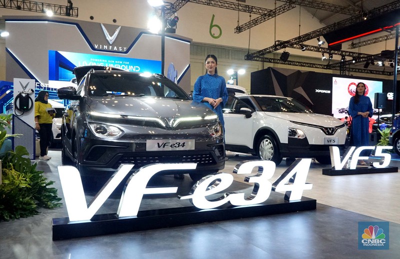 Suasana aktifitas pengunjung booth VinFast di ajang Gaikindo Jakarta Auto Week (GJAW) 2024 di Hall 6, ICE BSD, Tangerang, Jumat. (22/11/2024). (CNBC Indonesia/Muhammad Sabki)