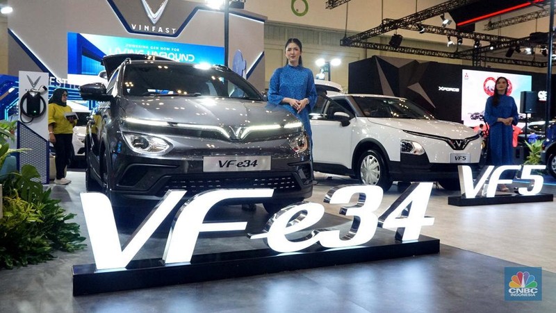 Sejumlah unit mobil Vinfast VF5 dan VFe34 dipajang di booth VinFast di ajang Gaikindo Jakarta Auto Week (GJAW) 2024 di Hall 6, ICE BSD, Tangerang, Jumat. 22/11. (CNBC Indonesia/Muhammad Sabki)