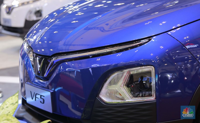 Suasana aktifitas pengunjung booth VinFast di ajang Gaikindo Jakarta Auto Week (GJAW) 2024 di Hall 6, ICE BSD, Tangerang, Jumat. (22/11/2024). (CNBC Indonesia/Muhammad Sabki)