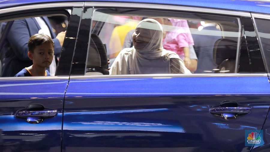 Suasana pameran otomotif Gaikindo Jakarta Auto Week (GJAW) 2024 di ICE BSD, Tangerang Selatan, Jumat (22/11/2024). (CNBC Indonesia/Muhamad Sabki)