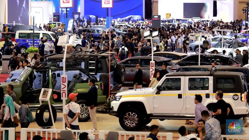 Suasana pameran otomotif Gaikindo Jakarta Auto Week (GJAW) 2024 di ICE BSD, Tangerang Selatan, Jumat (22/11/2024). (CNBC Indonesia/Muhamad Sabki)