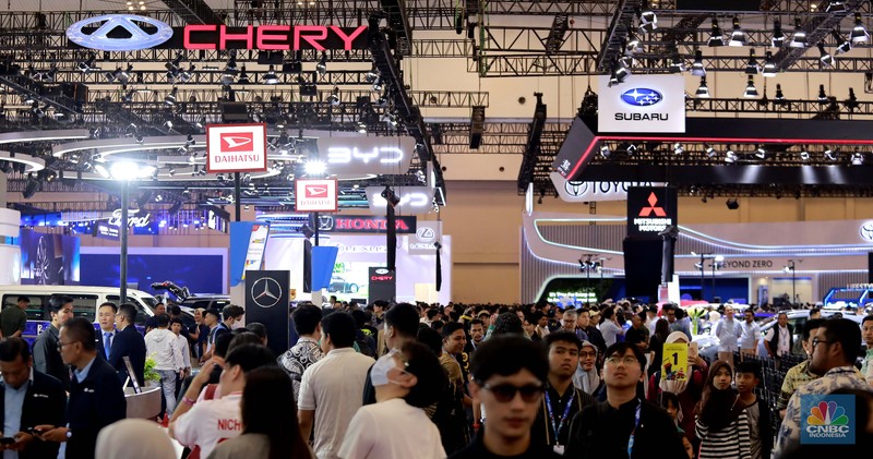 Suasana pameran otomotif Gaikindo Jakarta Auto Week (GJAW) 2024 di ICE BSD, Tangerang Selatan, Jumat (22/11/2024). (CNBC Indonesia/Muhamad Sabki)