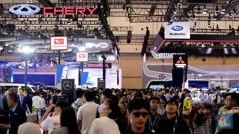Suasana pameran otomotif Gaikindo Jakarta Auto Week (GJAW) 2024 di ICE BSD, Tangerang Selatan, Jumat (22/11/2024). (CNBC Indonesia/Muhamad Sabki)