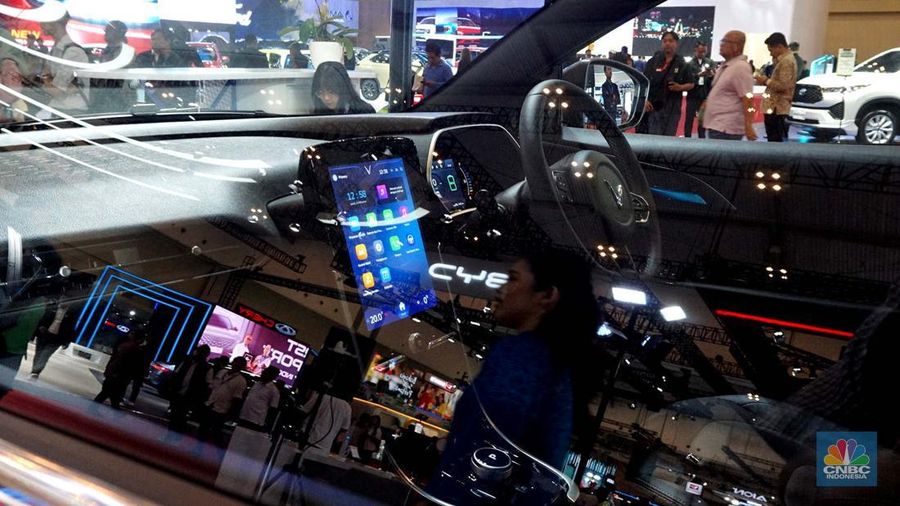 Suasana pameran otomotif Gaikindo Jakarta Auto Week (GJAW) 2024 di ICE BSD, Tangerang Selatan, Jumat (22/11/2024). (վ/Muhamad Sabki)
