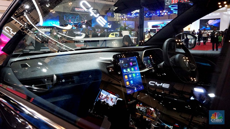 Suasana pameran otomotif Gaikindo Jakarta Auto Week (GJAW) 2024 di ICE BSD, Tangerang Selatan, Jumat (22/11/2024). (CNBC Indonesia/Muhamad Sabki)