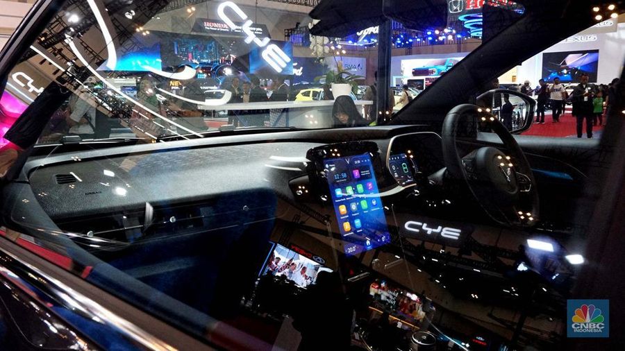 Suasana pameran otomotif Gaikindo Jakarta Auto Week (GJAW) 2024 di ICE BSD, Tangerang Selatan, Jumat (22/11/2024). (CNBC Indonesia/Muhamad Sabki)