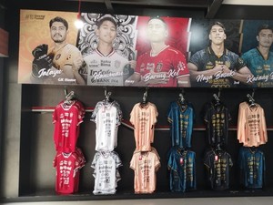 Pasar Merchandise Bali United Orisinal dan KW