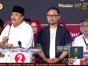 Ronal Ungkap Makna Bersejarah di Balik Pakaiannya Saat Penutup Debat