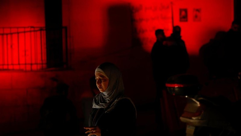 Flames rise from a fire in a balcony following an Israeli strike in Beirut's Basta neighbourhood, amid the ongoing hostilities between Hezbollah and Israeli forces, Lebanon November 23, 2024. REUTERS/Adnan Abidi