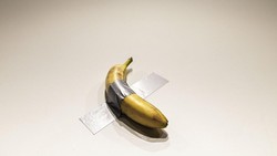 Karya Seni Modal Pisang dan Selotip Ini Laku Terjual Rp 98,6 Miliar!