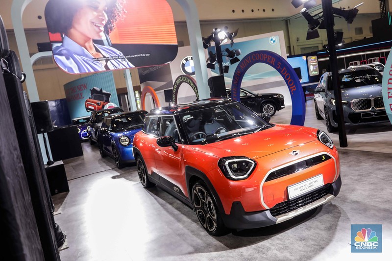 Suasana pameran otomotif Gaikindo Jakarta Auto Week (GJAW) 2024 di ICE BSD, Tangerang Selatan, Jumat (22/11/2024). (CNBC Indonesia/Muhamad Sabki)