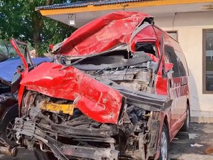 Mobil Travel Tabrak Truk Molen di Cipularang, 2 Orang Tewas