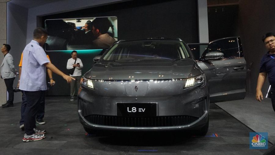 Suasana pameran otomotif Gaikindo Jakarta Auto Week (GJAW) 2024 di ICE BSD, Tangerang Selatan, Jumat (22/11/2024). (CNBC Indonesia/Muhamad Sabki)