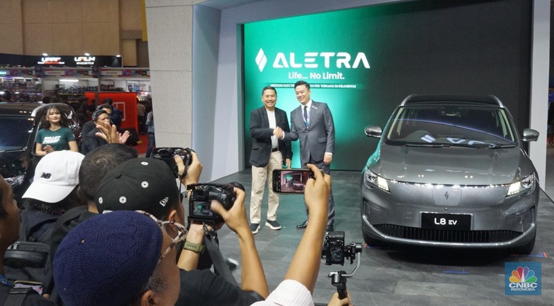 Suasana pameran otomotif Gaikindo Jakarta Auto Week (GJAW) 2024 di ICE BSD, Tangerang Selatan, Jumat (22/11/2024). (CNBC Indonesia/Muhamad Sabki)