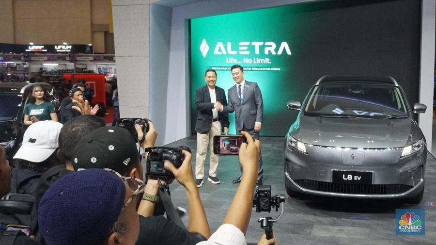 Suasana pameran otomotif Gaikindo Jakarta Auto Week (GJAW) 2024 di ICE BSD, Tangerang Selatan, Jumat (22/11/2024). (CNBC Indonesia/Muhamad Sabki)