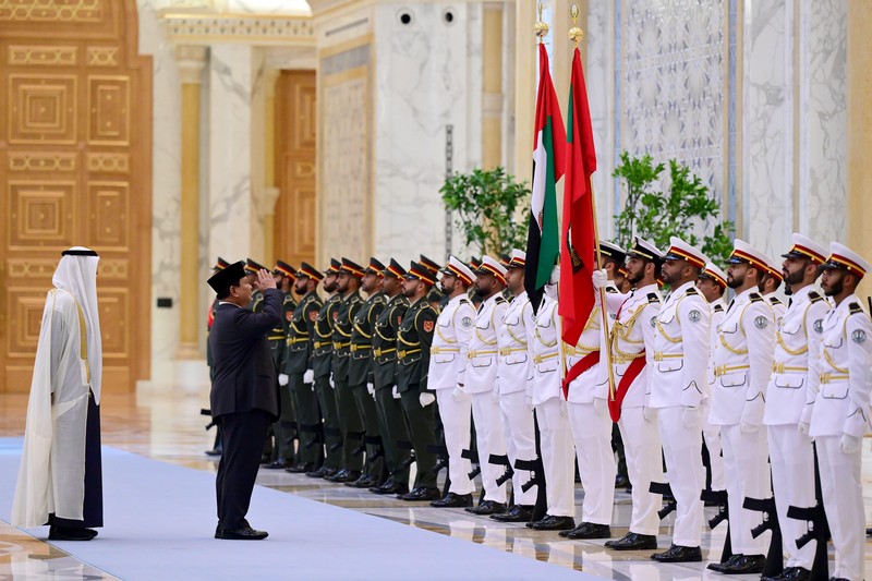 Presiden Prabowo Subianto disambut upacara kenegaraan di Qasr Al Watn, Abu Dhabi, Persatuan Emirat Arab (PEA), pada Sabtu, 23 November 2024. (Muchlis Jr - Biro Pers Sekretariat Presiden)