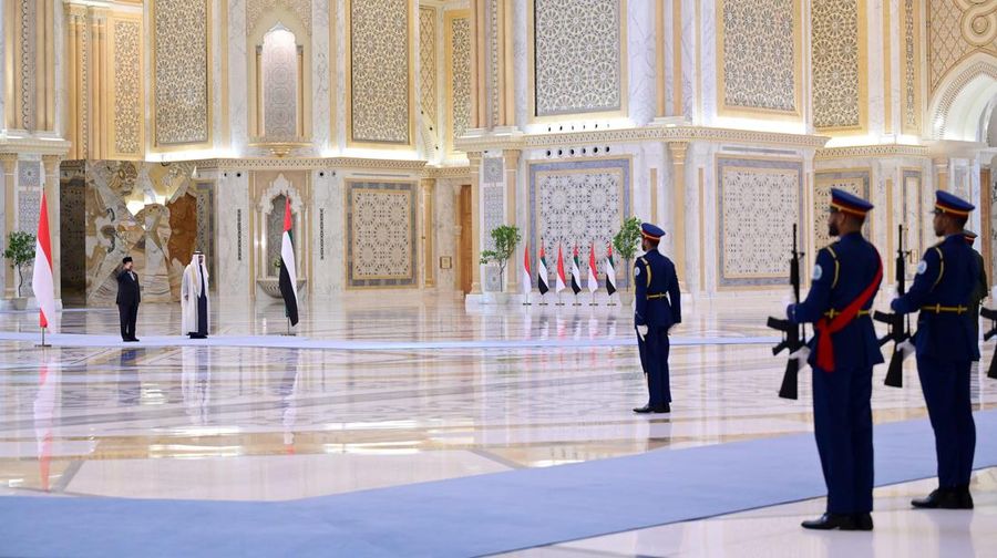 Presiden Prabowo Subianto disambut upacara kenegaraan di Qasr Al Watn, Abu Dhabi, Persatuan Emirat Arab (PEA), pada Sabtu, 23 November 2024. (Muchlis Jr - Biro Pers Sekretariat Presiden)