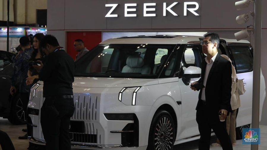 Suasana pameran otomotif Gaikindo Jakarta Auto Week (GJAW) 2024 di ICE BSD, Tangerang Selatan, Jumat (22/11/2024). (CNBC Indonesia/Muhamad Sabki)
