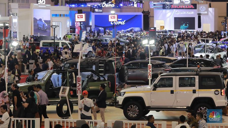 Suasana stand booth pameran mobil di GJAW 2024 di ICE BSD, Tangerang, Jumat, 22/11.. (²©²ÊÍøÕ¾/Muhammad Sabki)