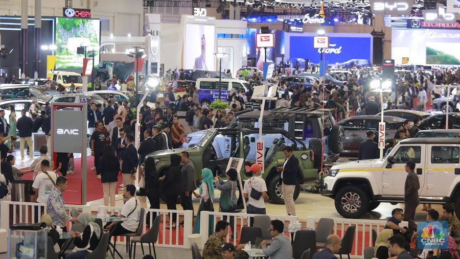 Suasana stand booth pameran mobil di GJAW 2024 di ICE BSD, Tangerang, Jumat, 22/11.. (CNBC Indonesia/Muhammad Sabki)