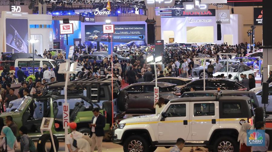 Suasana stand booth pameran mobil di GJAW 2024 di ICE BSD, Tangerang, Jumat, 22/11.. (CNBC Indonesia/Muhammad Sabki)