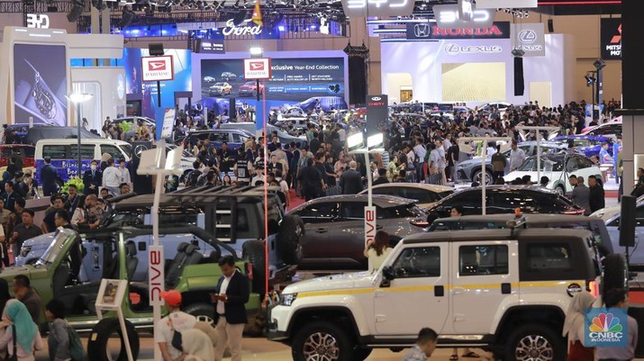 Suasana stand booth pameran mobil di GJAW 2024 di ICE BSD, Tangerang, Jumat, 22/11.. (CNBC Indonesia/Muhammad Sabki)