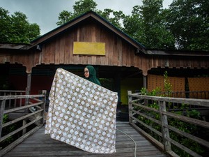 Cantiknya Batik Genting Pulur, Warna dari Batang & Buah Mangrove
