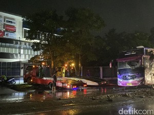 Butuh Waktu 4 Jam untuk Evakuasi Bus Terguling di Sukabumi