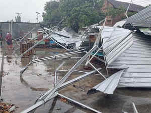 Cuaca Ekstrem di Boyolali, Pohon Timpa Truk-Bangunan BUMDes Roboh