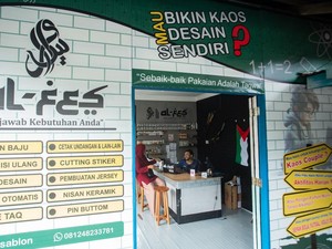 Kok Bisa-bisanya, Pria Ini Buka Jasa Desain & Sablon di Pesisir