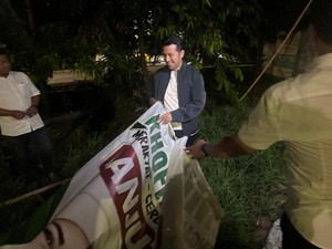 Momen Emil Dardak Ikut Turun Rapikan Baliho di Jalanan