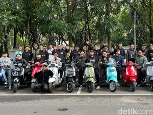 Keseruan Puluhan Anak Vespa Motoran Keliling Bandung