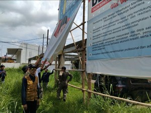 KPU Pandeglang Bersihkan Alat Peraga Kampanye pada Masa Tenang Pilkada