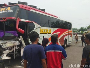 Adu Banteng Bus Mira Vs Truk Pasir di Simpang Tegalyoso Klaten
