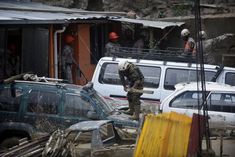 Rumah-rumah terendam banjir akibat meluapnya Sungai Pasajahuira di La Paz, Bolivia, Minggu, 24 November 2024. (AP Photo/Juan Karita)