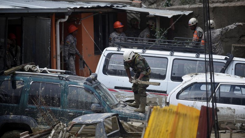 Rumah-rumah terendam banjir akibat meluapnya Sungai Pasajahuira di La Paz, Bolivia, Minggu, 24 November 2024. (AP Photo/Juan Karita)