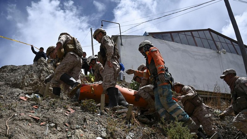 Rumah-rumah terendam banjir akibat meluapnya Sungai Pasajahuira di La Paz, Bolivia, Minggu, 24 November 2024. (AP Photo/Juan Karita)