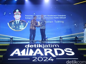 Kombes Christian Tobing Terima Penghargaan detikJatim Awards 2024