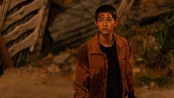 Penampakan Song Joong Ki di Film Bogota: City of the Lost