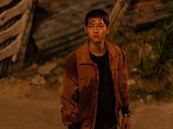 Penampakan Song Joong Ki di Film Bogota: City of the Lost Penampakan Song Joong Ki di Film Bogota: City of the Lost