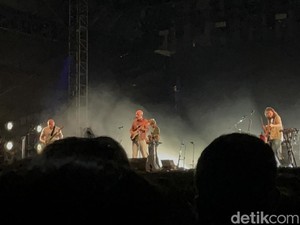 Bombay Bicycle Club Bayar Penantian 12 Tahun Fans di Jakarta