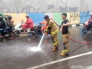 Aksi Gercep Damkar Usai Pengendara Motor Berjatuhan di Jl Supratman