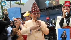Saat Mendikdasmen Nyanyi Laskar Pelangi di Hari Guru Nasional 2024